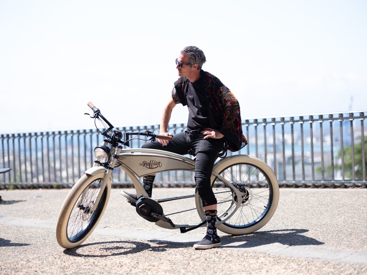 Мужчина с электровелосипедом Ruff Cycles The Ruffian